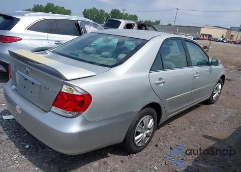 2005 Toyota Camry Le z USA, uszkodzony, nr VIN 4T1BE32K85U004030